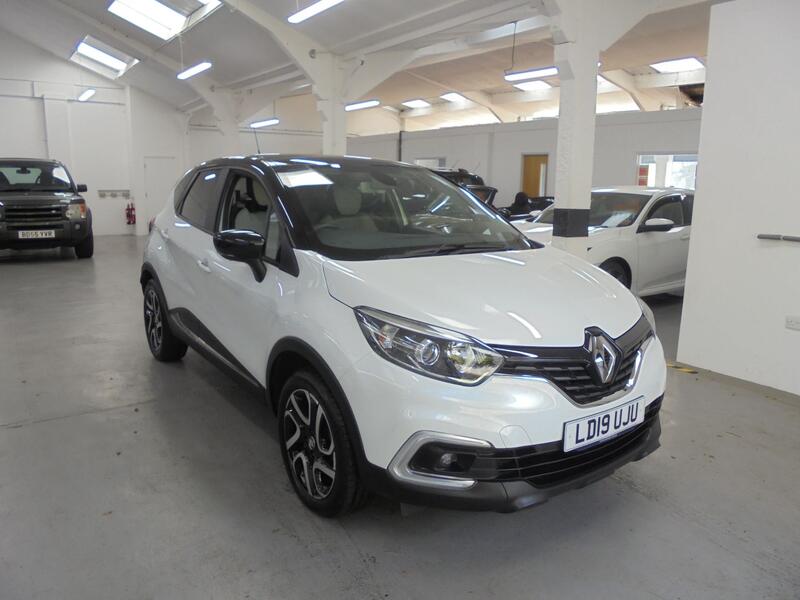 View RENAULT CAPTUR 1.3 Iconic PETROL TCe SAT NAV