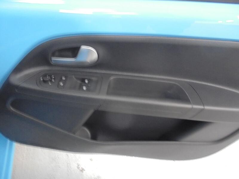 VOLKSWAGEN UP